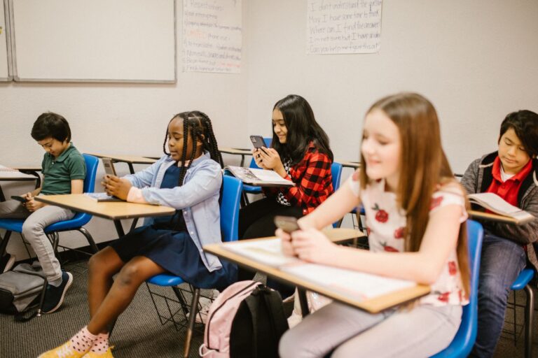 Students using smartphones in a lesson that brings augmented reality in the classroom