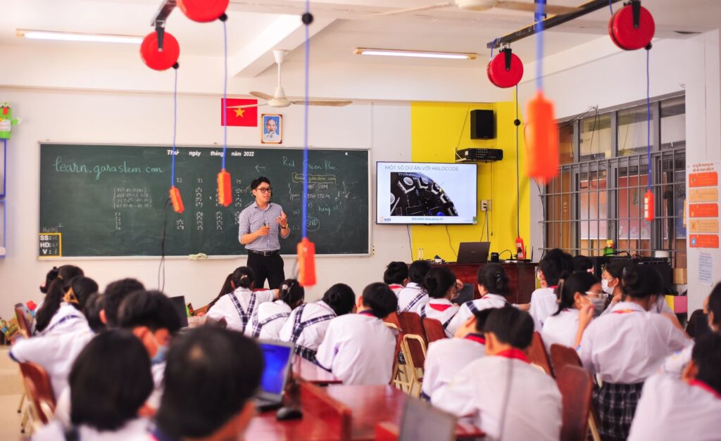 A teacher with a full class of young learners, applying NEP 2020 experiential learning methods